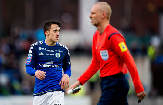 Sundsvalls Adam Chennoufi och domare Michael Lerjeus