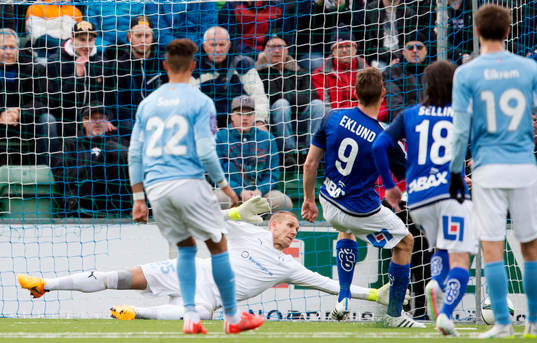 Sundsvalls Johan Eklund gör mål på straff på Malmö FFs