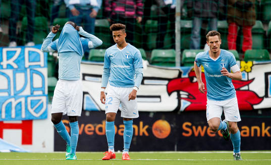 Malmö FFs Enock Kofi Adu blir utvisad och deppar med