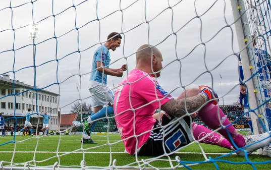 Malmö FFs Markus Rosenberg jublar och Sundsvalls målvakt