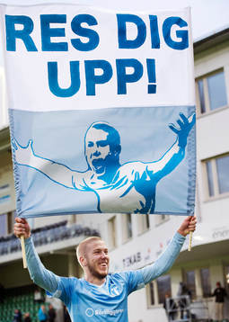 Malmö FFs Anton Tinnerholm med sin egna banderroll