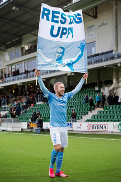 Malmö FFs Anton Tinnerholm med sin egna banderroll