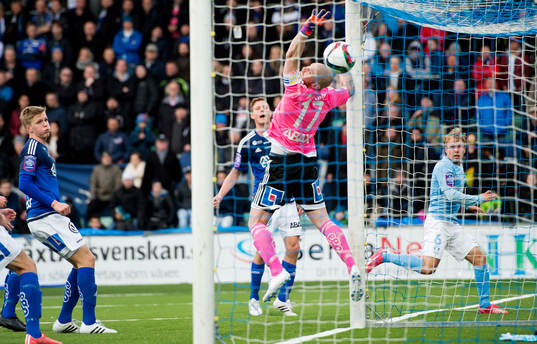 Malmö FFs Oscar Lewicki nickar 1-4 bakom Sundsvalls