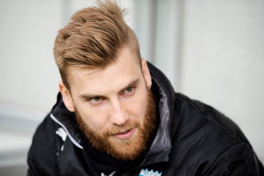 Malmö FFs Rasmus Bengtsson innan fotbollsmatchen i