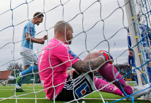 Malmö FFs Markus Rosenberg jublar och Sundsvalls målvakt