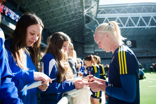 Sveriges Caroline Seger skriver autografer