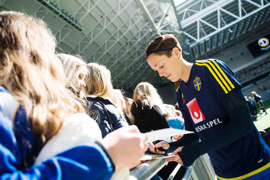 Sveriges Therese Sjögran skriver autografer