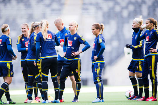 Sveriges spelare med bl.a. Emma Berglund, Caroline Seger,