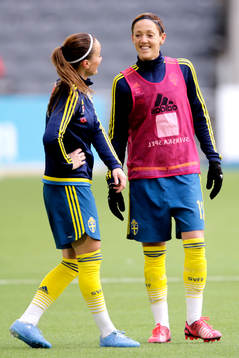 Sveriges Kosovare Asllani och Therese Sjögran