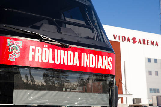 Frölundas spelarbuss utanför Vida arena