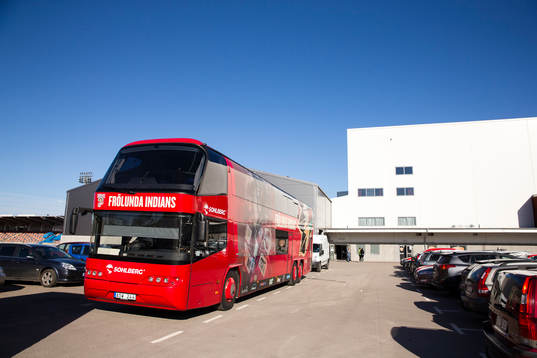 Frölundas spelarbuss utanför Vida arena