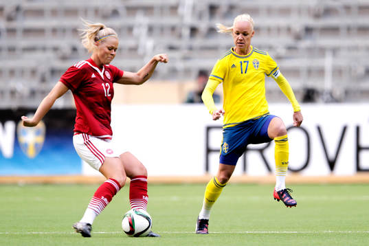Danmarks Julie Tavlo Petersson och Sveriges Caroline Seger