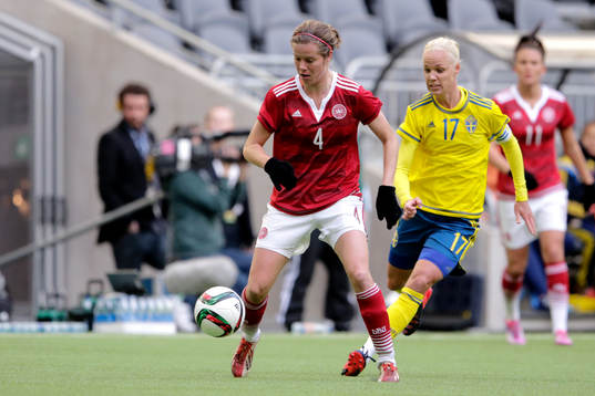 Danmarks Sofie Junge Pedersen och Sveriges Caroline Seger