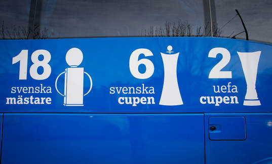 IFK Göteborgs spelarbuss med texten 18 svenska mästare, 6