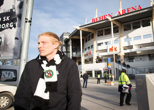 Örebrosupporter med örebrohalsduk utanför Behrn Arena