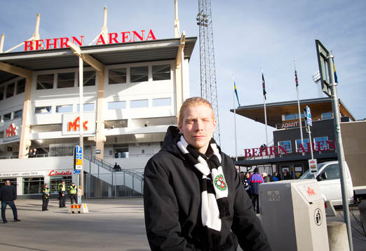 Örebrosupporter med örebrohalsduk utanför Behrn Arena