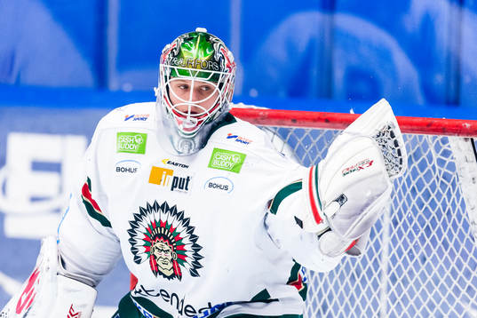 Frölundas målvakt Lars Johansson värmer upp