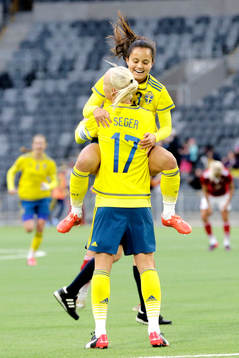 Sveriges Malin Diaz Pettersson gratulerar Caroline Seger