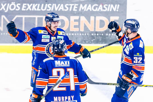 Växjös Sebastian Erixon firas av Cory Murphy  och Nick
