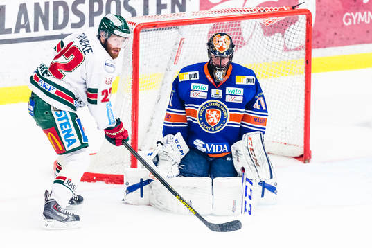 Frölundas Robin Figren oroar framför Växjös målvakt