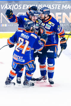 Växjös Sebastian Erixon firas av Cory Murphy  och Nick