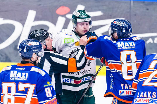 Gruff mellan Växjös Frölundas Anton Blidh och Växjös