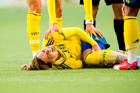 Sveriges Hanna Folkesson skadar sig