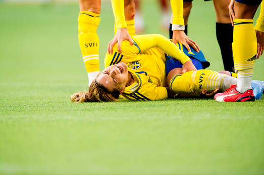 Sveriges Hanna Folkesson blir skadad