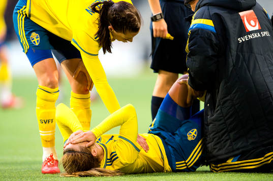 Sveriges Hanna Folkesson blir tröstad av Lotta Schelin