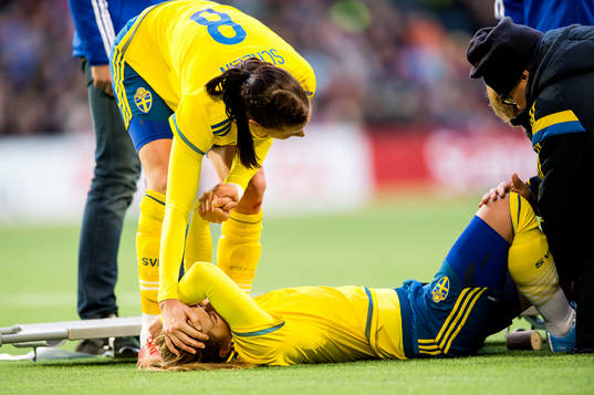 Sveriges Hanna Folkesson blir tröstad av Lotta Schelin