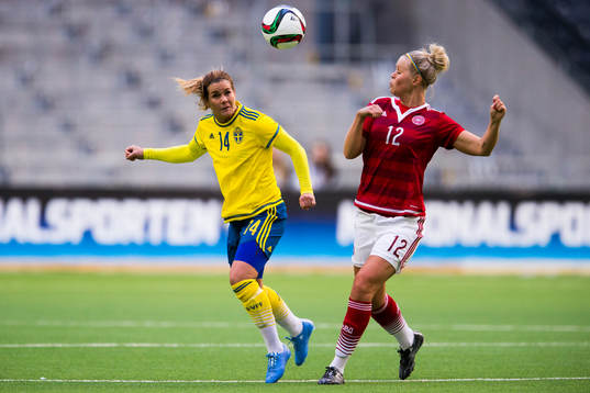 Sveriges Hanna Folkesson i en nickduell med Danmarks Julie