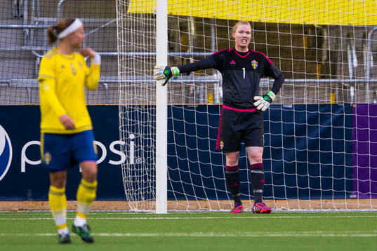 Sveriges målvakt Hedvig Lindahl deppar