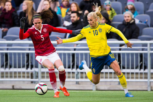Danmarks Simone Boye Sørensen håller undan Sveriges Sofia