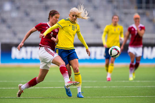 Danmarks Sofie Junge Pedersen i kamp om bollen med Sveriges