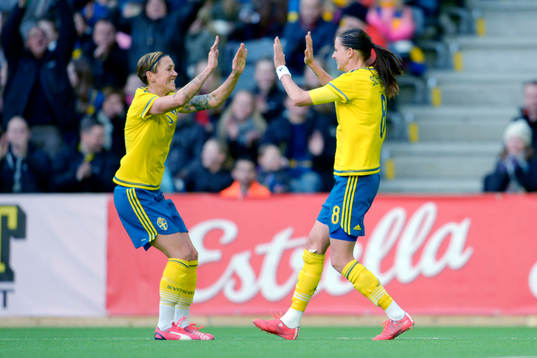 Sveriges Lotta Schelin och Therese Sjögran jublar