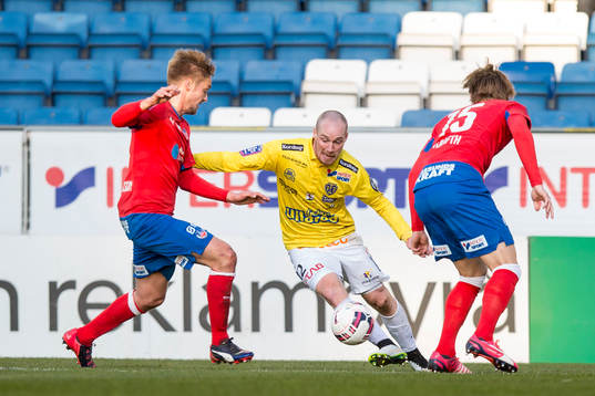 Falkenbergs Christoffer Carlsson med bollen