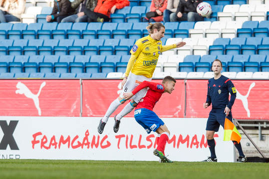 Falkenbergs Tobias Carlsson i duell om bollen med