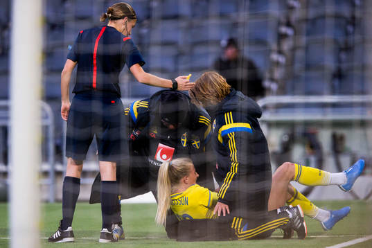 Sveriges Sofia Jakobsson blir omhändetagen av läkarteamet