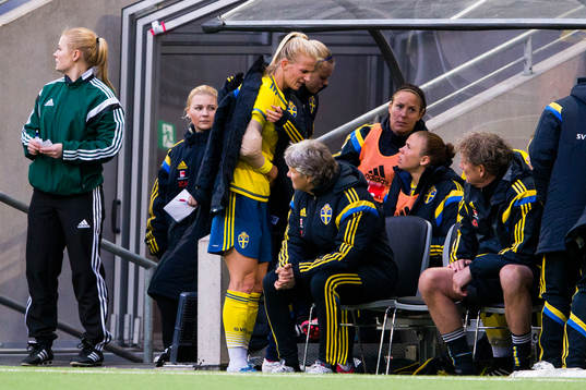 Sveriges Sofia Jakobsson lämnar planen och sätter sig på