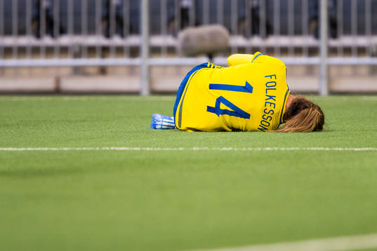 Sveriges Hanna Folkesson ligger skadad på gräset