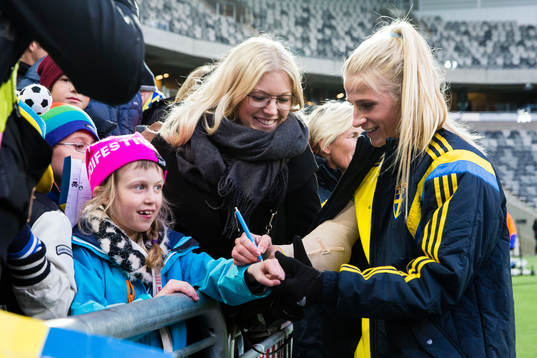 Sveriges Sofia Jakobsson skriver autografer med bandagerad