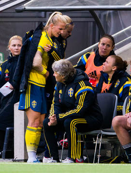 Sveriges Sofia Jakobsson lämnar planen och sätter sig på