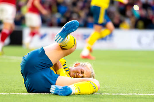 Sveriges Sofia Jakobsson blir skadad