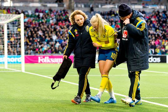 Sveriges Sofia Jakobsson blir tagen av planen