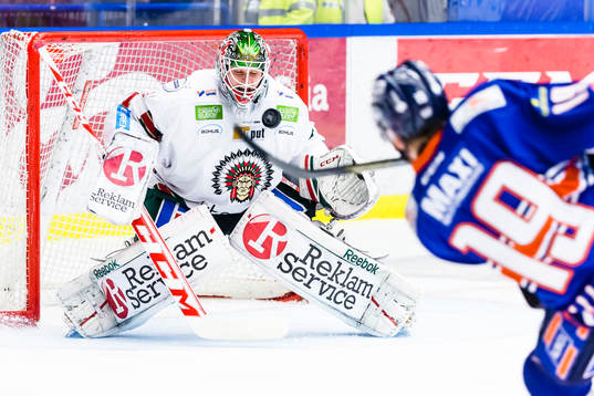 Växjös Tuomas Kiiskinen skjuter ett skott mot Frölundas