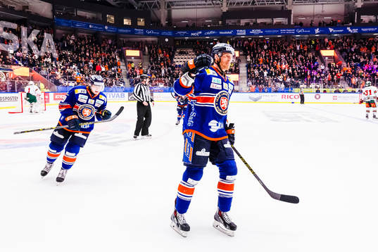 Växjös Nick Johnson och Tuomas Kiiskinen firar