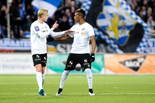 Örebros Karl Holmberg dirigerar Michael Seaton