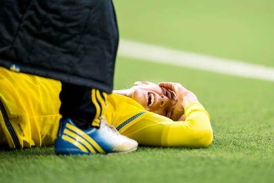 Sveriges Sofia Jakobsson skadar sig