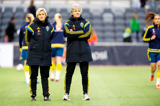 Sveriges assisterande förbundskapten Lilie Persson och