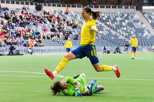Sveriges Lotta Schelin hoppar över Danmarks målvakt